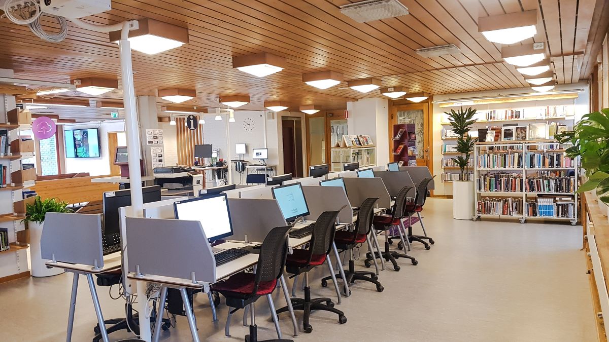“Public computers with dividing screens ensuring privacy ” by Helsingborg Public Library is licensed under CC BY 4.0
