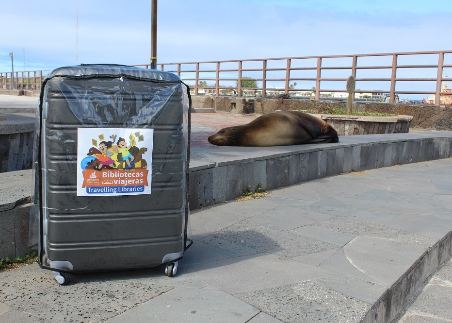 “CDF Travelling Library arriving to harbour in Puerto Baquerizo Moreno, San Cristóbal island, with a sea lion in the background ” by Edgardo Civallero is licensed under CC BY 4.0